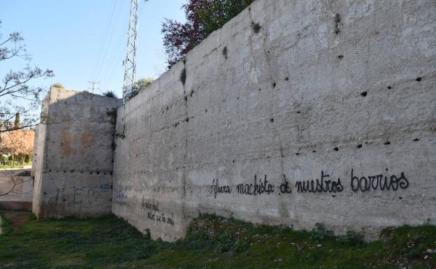 Pintadas en la muralla Alberzana.