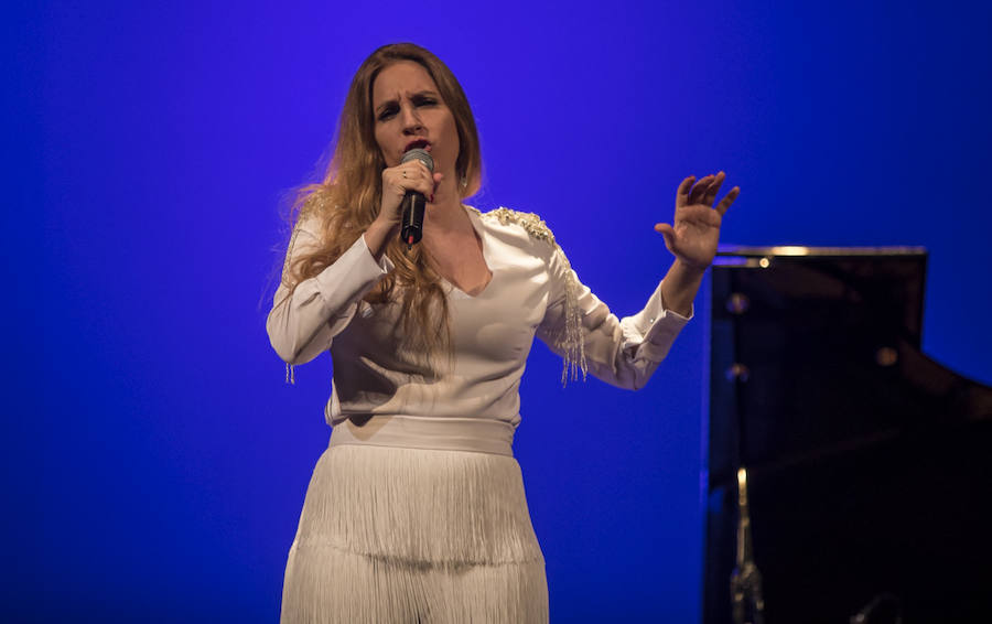 Fotos: El teatro Isabel la Católica vibra con la voz carismática de María Toledo