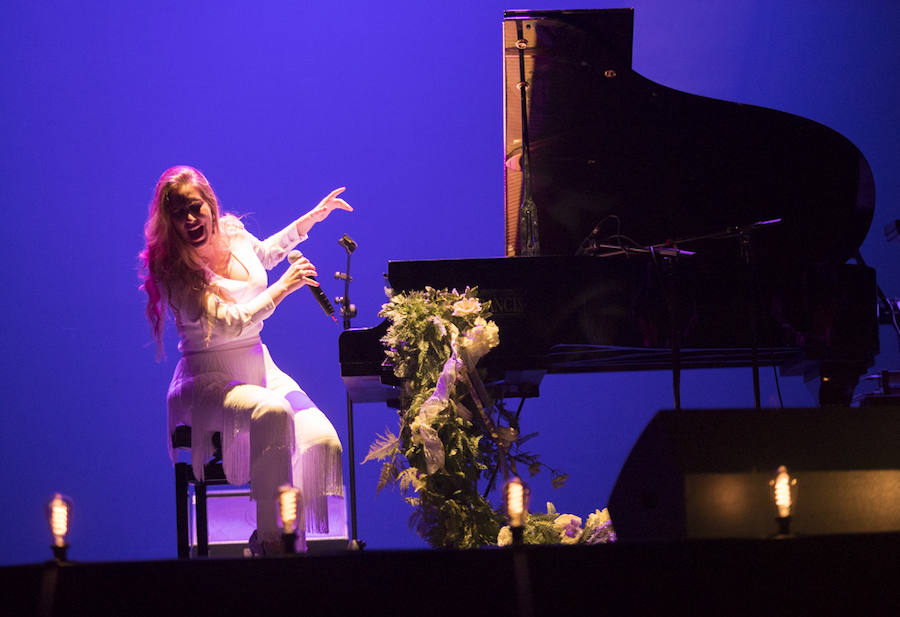 Fotos: El teatro Isabel la Católica vibra con la voz carismática de María Toledo
