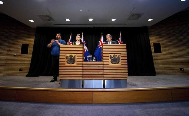 La primera ministra de Nueva Zelanda, Jacinda Ardern (I) y el viceprimer ministro Winston Peters (D).