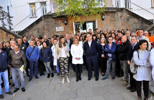 Concentración celebrada ayer en Linares, con la participación de la delegada de Salud, Trinidad Rus. 