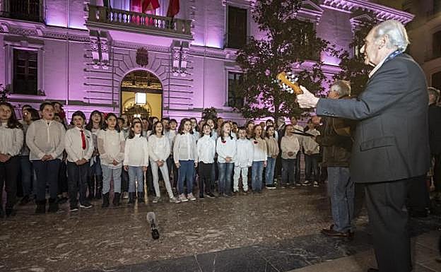 El coro de los Escolapios y Eugenia de Montijo, este martes en la plaza del Carmen, durante la inauguración del Festival Internacional de Tango.