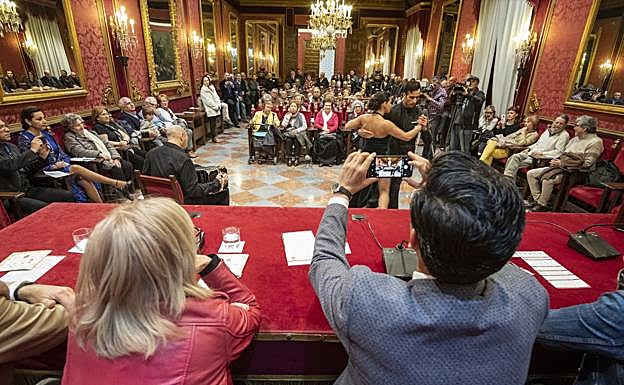 Galería. El alcalde de Granada, Francisco Cuenca, realiza una foto con teléfono móvil a una pareja que baila tango en el salón de plenos.