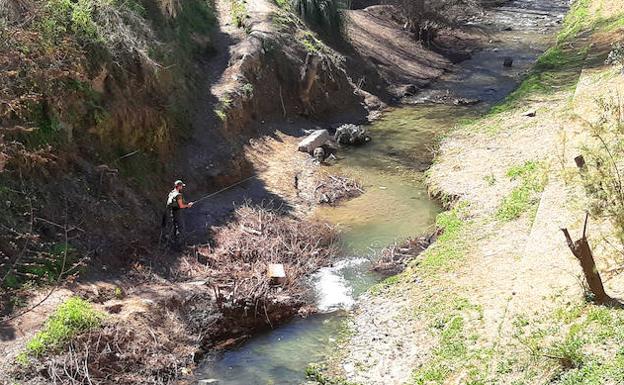 Pescador en el Darro el lunes 11 de marzo