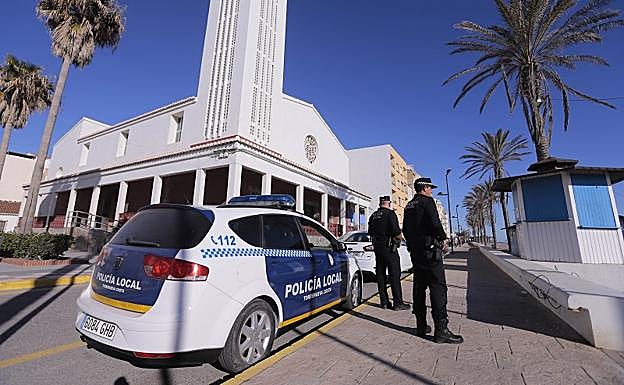 Los agentes de Policía Local de Torrenueva, con su coche nuevo que ha conseguido el Ayuntamiento mediante 'renting'. 
