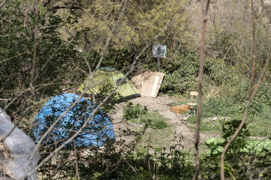 Las competencias 'rebotan' entre Ayuntamiento, Alhambra y CHG ante las acampadas y botellones ilegales
