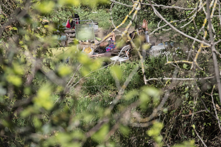 Las competencias 'rebotan' entre Ayuntamiento, Alhambra y CHG ante las acampadas y botellones ilegales