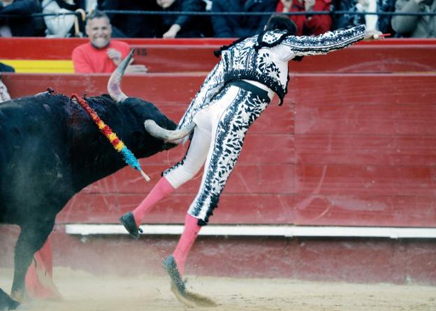 El diestro Enrique Ponce resultó cogido durante la faena.