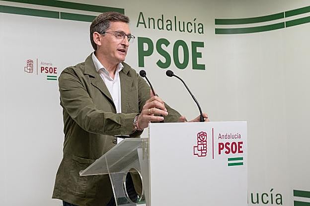 Sánchez Teruel, secretario general del PSOE de Almería, ayer, en rueda de prensa.