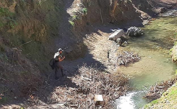 Pescador en la ribera del Darro junto a la salida de la Acequia Real en el Paseo de los Tristes 