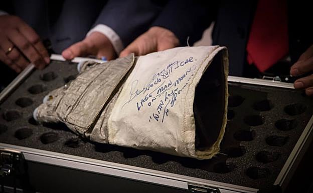 Firma de Cernan en el guante que viajó a la Luna en 1972