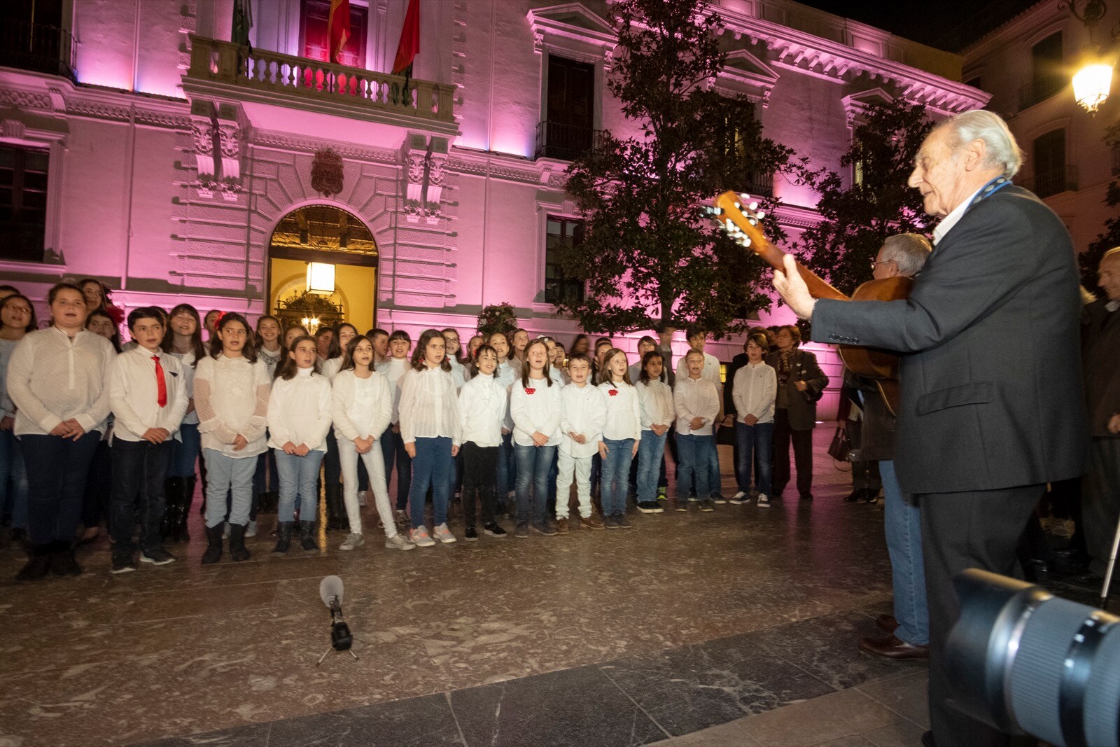 El Festival Internacional de Tango de Granada arrancó este martes por la noche con la presentación oficial del certamen, que se celebra del 19 al 24 de marzo, en un acto en el salón de plenos del Ayuntamiento que contó con la presencia del alcalde de la ciudad, Francisco Cuenca, y con la actuación posterior en la plaza del Carmen del coro de los niños de los Escolapios bajo la direccón de Osvaldo Jiménez y Juan Gómez.