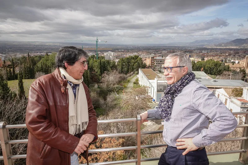 Manolo y Joan Carles, en la terraza de la Escuela Andaluza de Salud Pública.