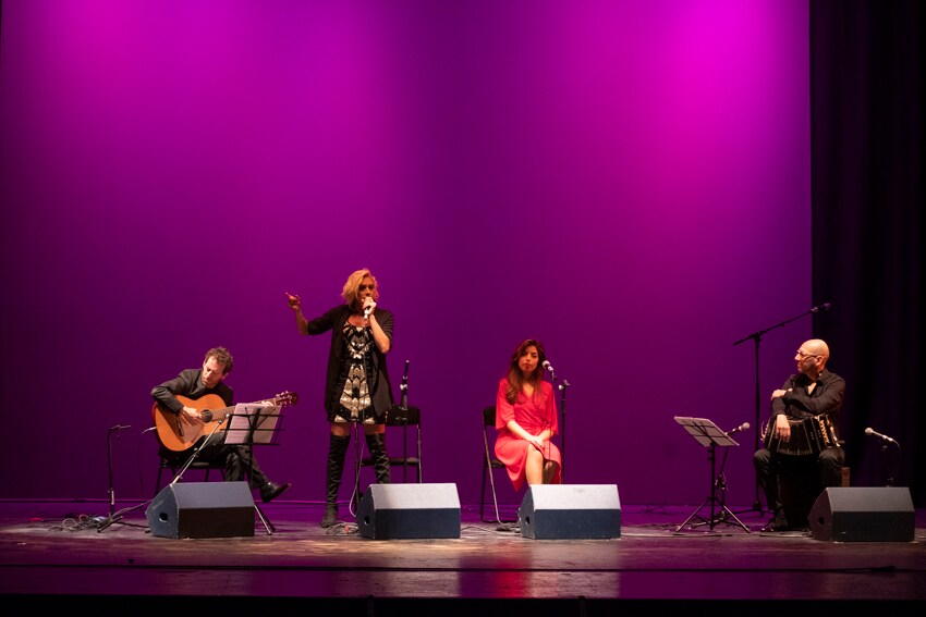 El Festival Internacional de Tango de Granada cumple 31 años y lo ha hecho este miércoeles un primera jornada en la que Soleá Morente y Lucila Juárez han homenajeado a sus padres, Enrique Morente y Rubén Juárez. La figura de Federico García Lorca o de poeta como Ángeles Mora también han estado presentes en el escenario del Teatro Isabel La Católica a través de sus letras entonadas con acento de Buenos Aires.