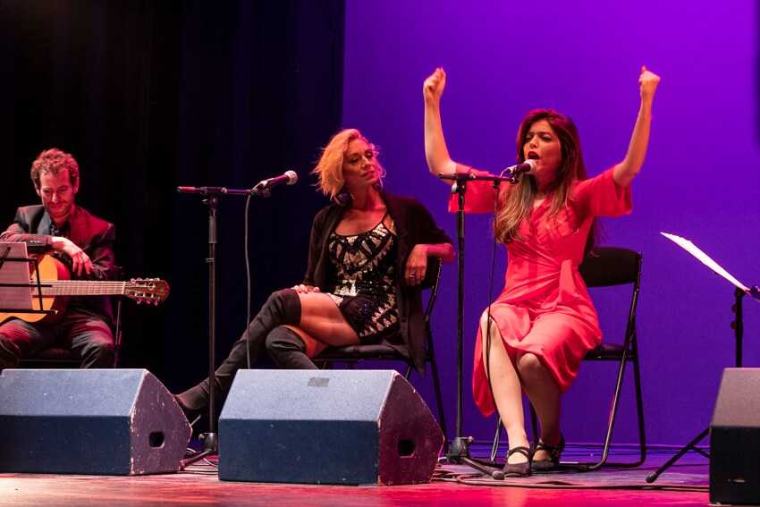 El Festival Internacional de Tango de Granada cumple 31 años y lo ha hecho este miércoeles un primera jornada en la que Soleá Morente y Lucila Juárez han homenajeado a sus padres, Enrique Morente y Rubén Juárez. La figura de Federico García Lorca o de poeta como Ángeles Mora también han estado presentes en el escenario del Teatro Isabel La Católica a través de sus letras entonadas con acento de Buenos Aires.