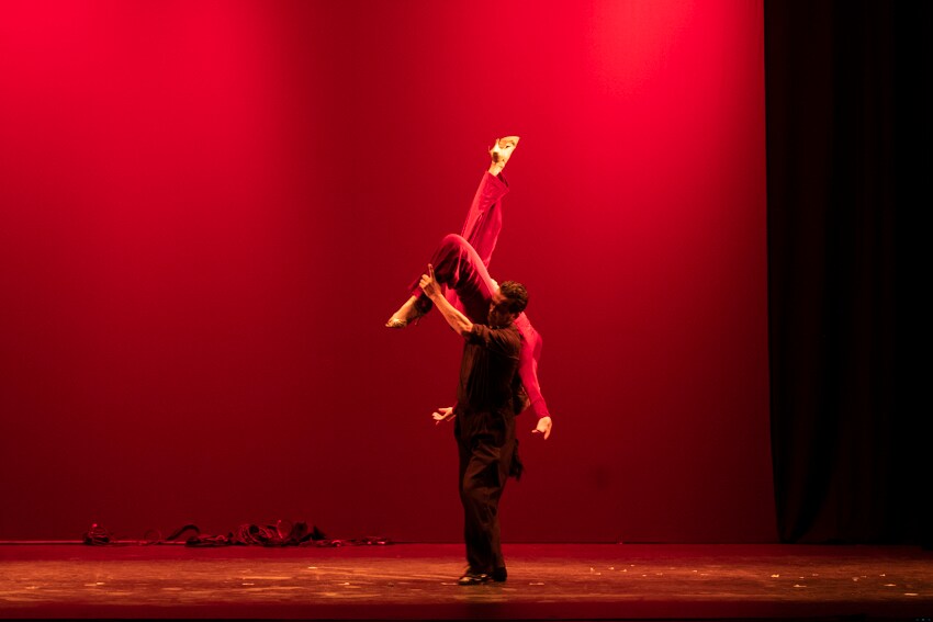 El Festival Internacional de Tango de Granada cumple 31 años y lo ha hecho este miércoeles un primera jornada en la que Soleá Morente y Lucila Juárez han homenajeado a sus padres, Enrique Morente y Rubén Juárez. La figura de Federico García Lorca o de poeta como Ángeles Mora también han estado presentes en el escenario del Teatro Isabel La Católica a través de sus letras entonadas con acento de Buenos Aires.