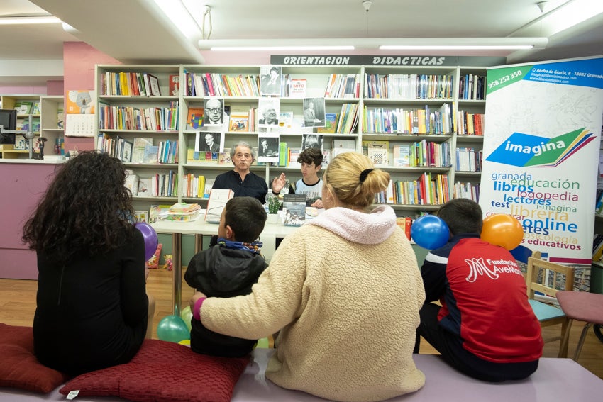 Granada se vistió de versos en un día en que casi 60 autores leyeron obras propias y ajenas en 25 establecimientos