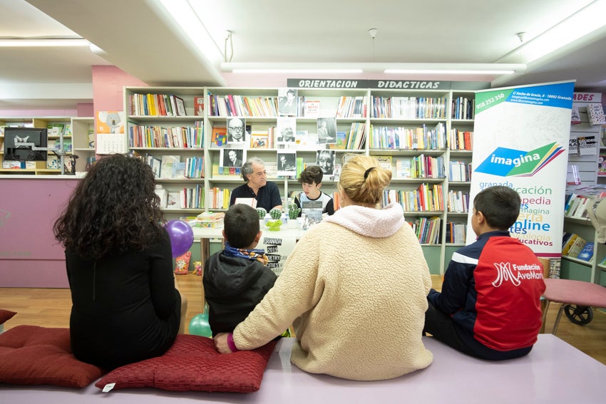 Granada se vistió de versos en un día en que casi 60 autores leyeron obras propias y ajenas en 25 establecimientos