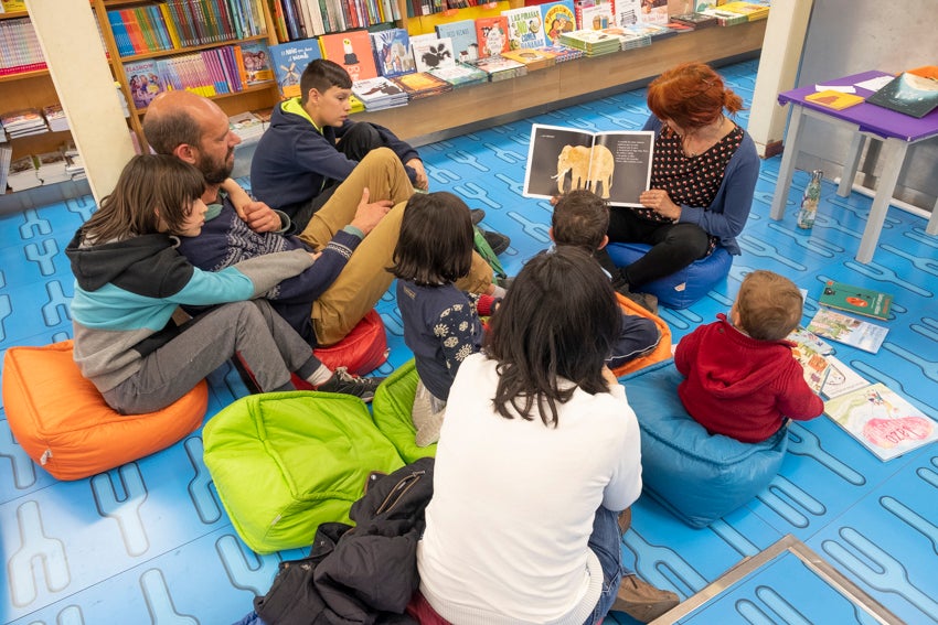 Granada se vistió de versos en un día en que casi 60 autores leyeron obras propias y ajenas en 25 establecimientos