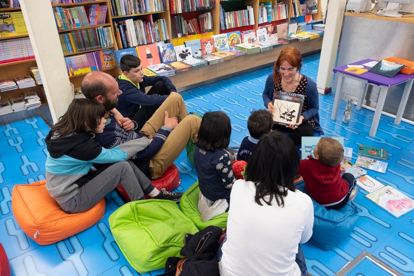 Granada se vistió de versos en un día en que casi 60 autores leyeron obras propias y ajenas en 25 establecimientos