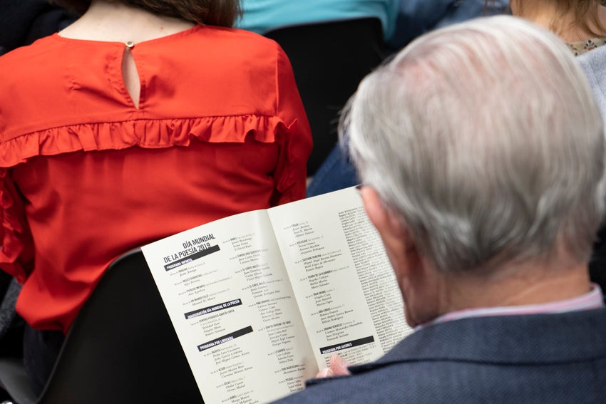 Granada se vistió de versos en un día en que casi 60 autores leyeron obras propias y ajenas en 25 establecimientos