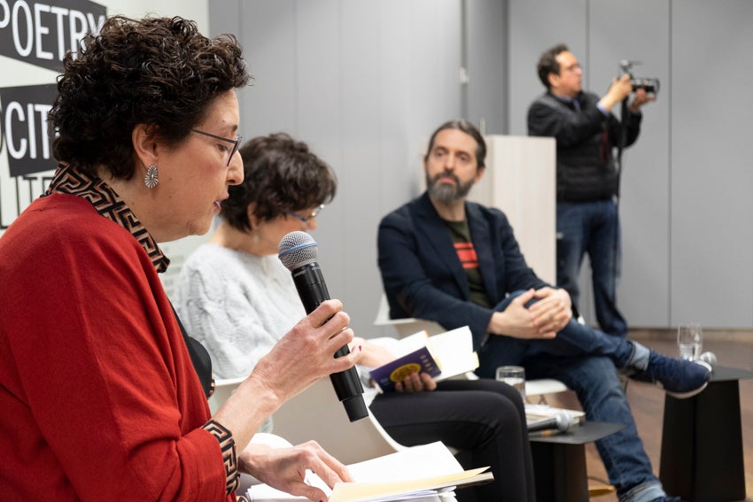 Granada se vistió de versos en un día en que casi 60 autores leyeron obras propias y ajenas en 25 establecimientos