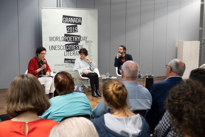 Granada se vistió de versos en un día en que casi 60 autores leyeron obras propias y ajenas en 25 establecimientos