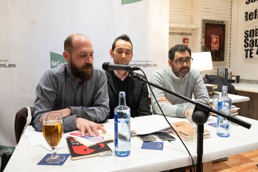 Granada se vistió de versos en un día en que casi 60 autores leyeron obras propias y ajenas en 25 establecimientos