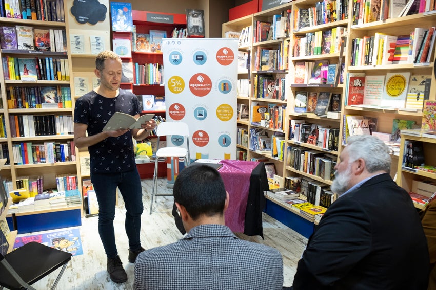 Granada se vistió de versos en un día en que casi 60 autores leyeron obras propias y ajenas en 25 establecimientos