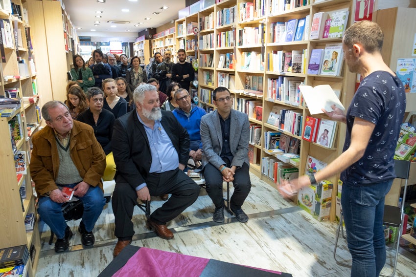 Granada se vistió de versos en un día en que casi 60 autores leyeron obras propias y ajenas en 25 establecimientos