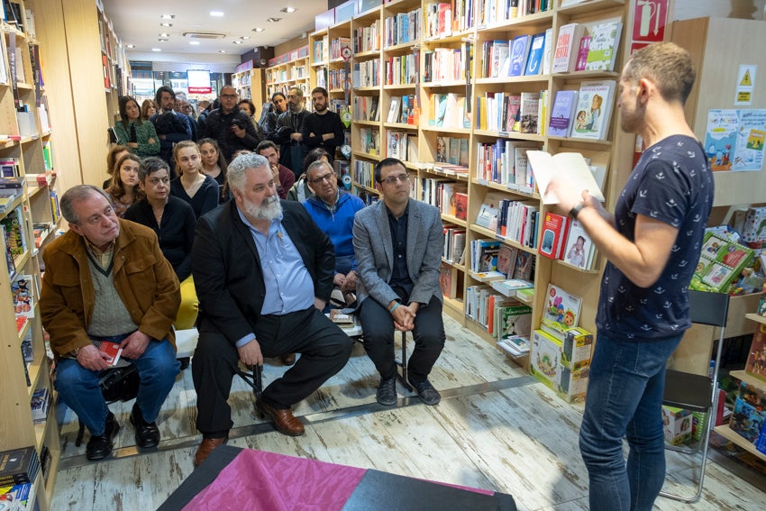 Granada se vistió de versos en un día en que casi 60 autores leyeron obras propias y ajenas en 25 establecimientos