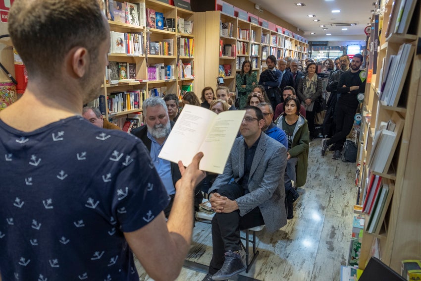 Granada se vistió de versos en un día en que casi 60 autores leyeron obras propias y ajenas en 25 establecimientos