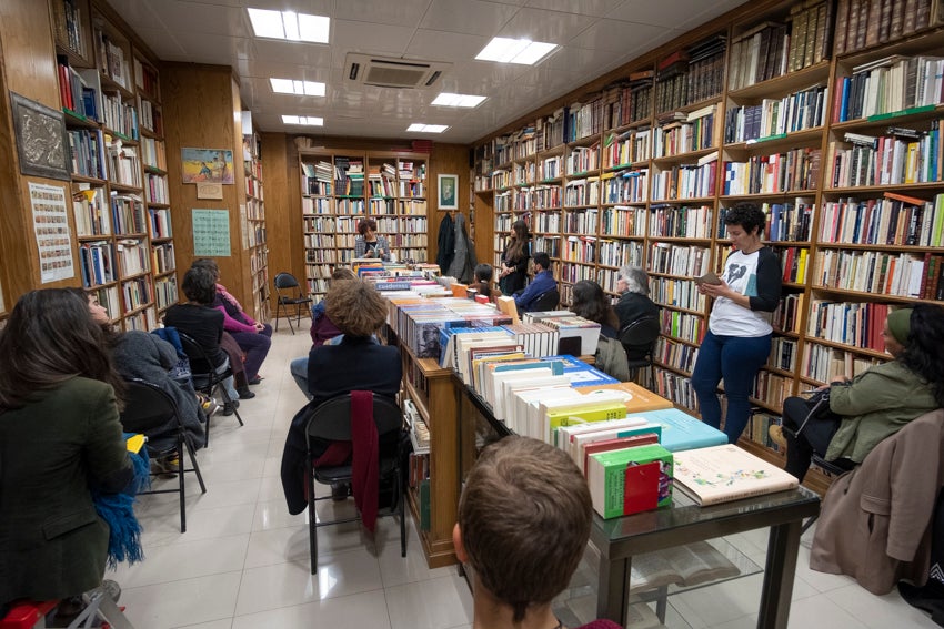 Granada se vistió de versos en un día en que casi 60 autores leyeron obras propias y ajenas en 25 establecimientos