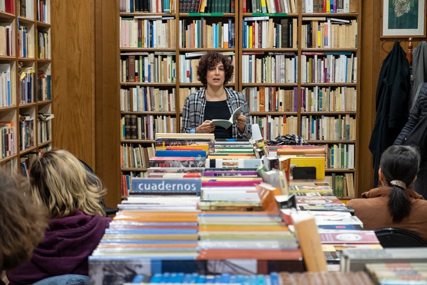 Granada se vistió de versos en un día en que casi 60 autores leyeron obras propias y ajenas en 25 establecimientos
