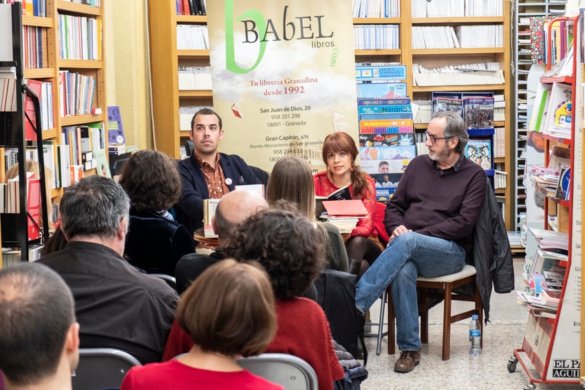 Granada se vistió de versos en un día en que casi 60 autores leyeron obras propias y ajenas en 25 establecimientos