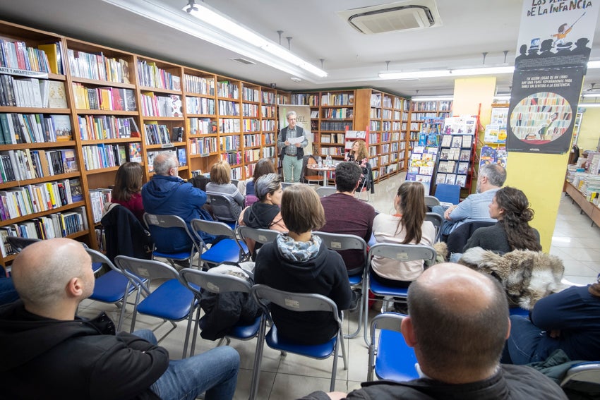 Granada se vistió de versos en un día en que casi 60 autores leyeron obras propias y ajenas en 25 establecimientos