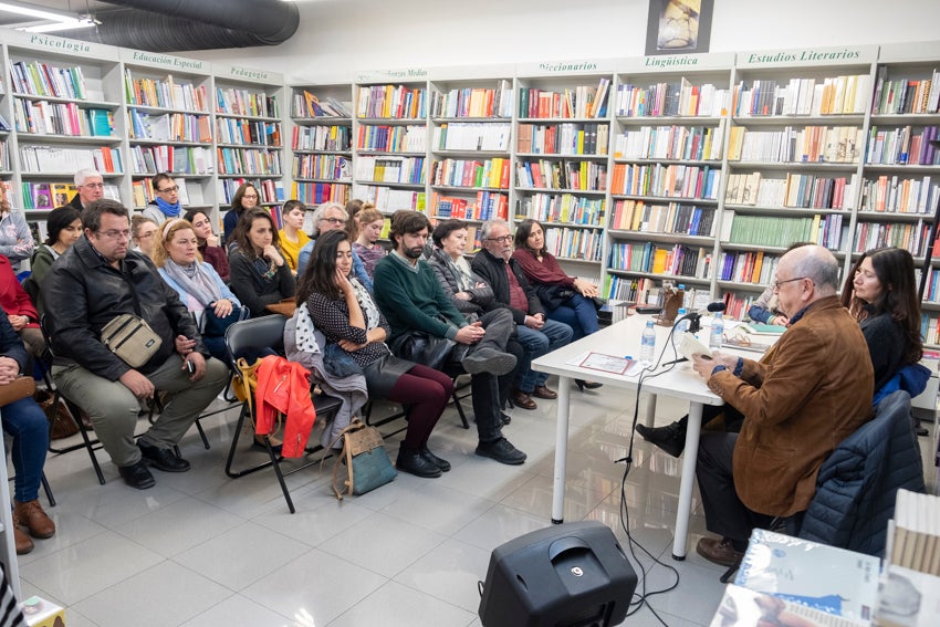 Granada se vistió de versos en un día en que casi 60 autores leyeron obras propias y ajenas en 25 establecimientos