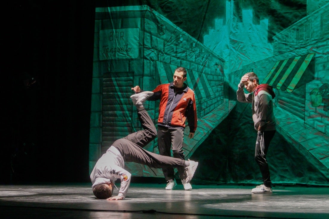 La compañía Sabor de Tango presentó ayer en el teatro Isabel la Católica, en el marco del 31 Festival Internacional de Tango, el montaje 'Tango break fusión' y 'El espectáculo'. También actuaron el cuarteto Proyecto Tamgú con 'Tango al sur' y el pianista Mariano Siccardi. El programa del Festival continuará hoy, a las 21.00 horas en el teatro Isabel la Católica, con Ecos de la XI Cumbre Mundial del Tango de Melilla con Eve Acosta (voz) y Pablo Giménez (guitarra)