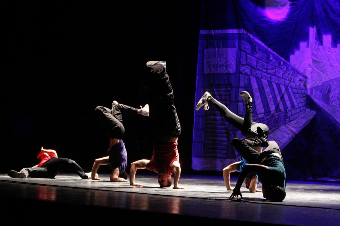 La compañía Sabor de Tango presentó ayer en el teatro Isabel la Católica, en el marco del 31 Festival Internacional de Tango, el montaje 'Tango break fusión' y 'El espectáculo'. También actuaron el cuarteto Proyecto Tamgú con 'Tango al sur' y el pianista Mariano Siccardi. El programa del Festival continuará hoy, a las 21.00 horas en el teatro Isabel la Católica, con Ecos de la XI Cumbre Mundial del Tango de Melilla con Eve Acosta (voz) y Pablo Giménez (guitarra)