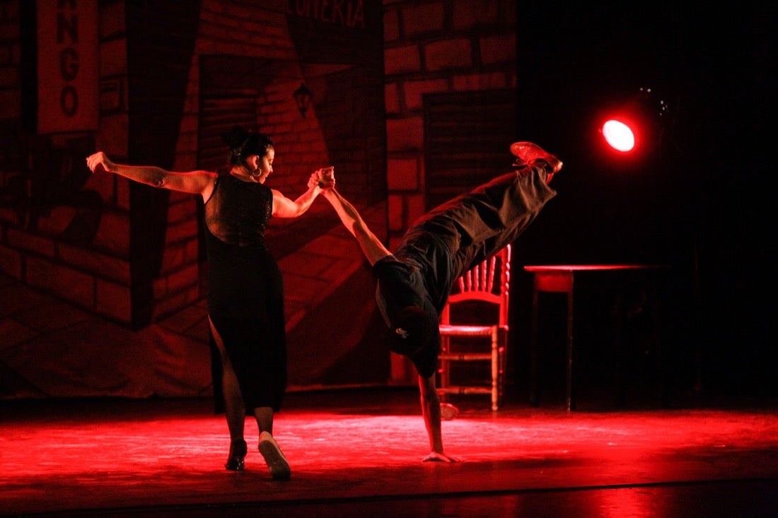La compañía Sabor de Tango presentó ayer en el teatro Isabel la Católica, en el marco del 31 Festival Internacional de Tango, el montaje 'Tango break fusión' y 'El espectáculo'. También actuaron el cuarteto Proyecto Tamgú con 'Tango al sur' y el pianista Mariano Siccardi. El programa del Festival continuará hoy, a las 21.00 horas en el teatro Isabel la Católica, con Ecos de la XI Cumbre Mundial del Tango de Melilla con Eve Acosta (voz) y Pablo Giménez (guitarra)