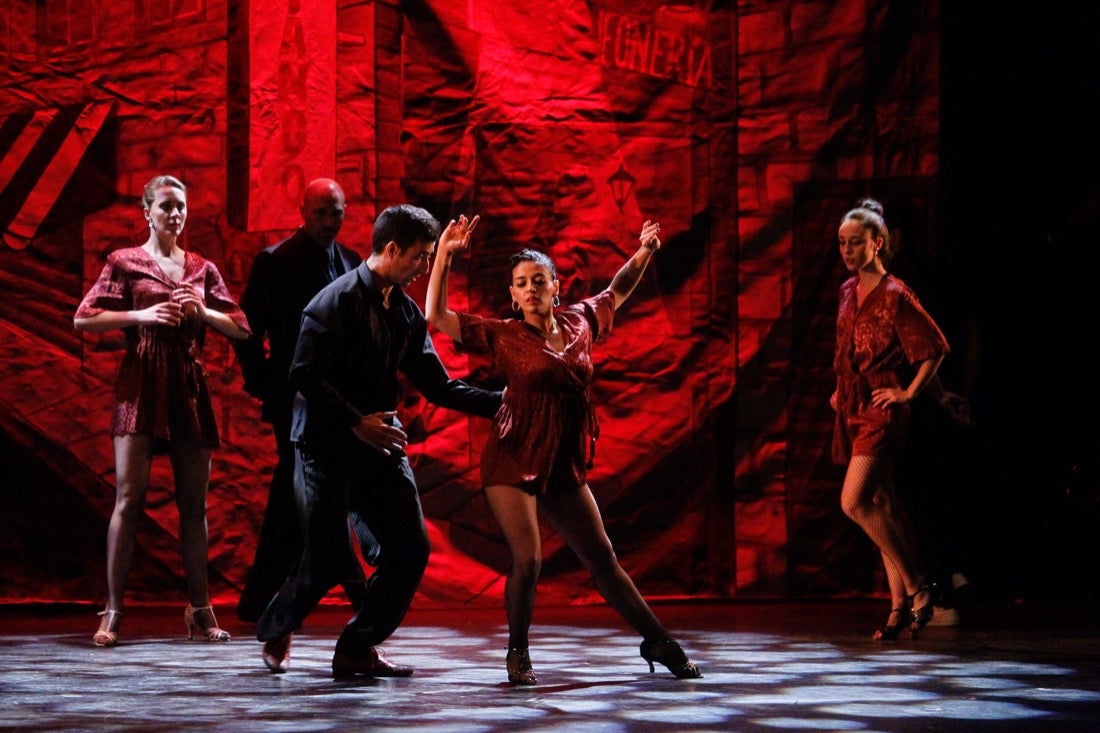 La compañía Sabor de Tango presentó ayer en el teatro Isabel la Católica, en el marco del 31 Festival Internacional de Tango, el montaje 'Tango break fusión' y 'El espectáculo'. También actuaron el cuarteto Proyecto Tamgú con 'Tango al sur' y el pianista Mariano Siccardi. El programa del Festival continuará hoy, a las 21.00 horas en el teatro Isabel la Católica, con Ecos de la XI Cumbre Mundial del Tango de Melilla con Eve Acosta (voz) y Pablo Giménez (guitarra)