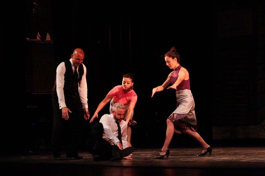 La compañía Sabor de Tango presentó ayer en el teatro Isabel la Católica, en el marco del 31 Festival Internacional de Tango, el montaje 'Tango break fusión' y 'El espectáculo'. También actuaron el cuarteto Proyecto Tamgú con 'Tango al sur' y el pianista Mariano Siccardi. El programa del Festival continuará hoy, a las 21.00 horas en el teatro Isabel la Católica, con Ecos de la XI Cumbre Mundial del Tango de Melilla con Eve Acosta (voz) y Pablo Giménez (guitarra)