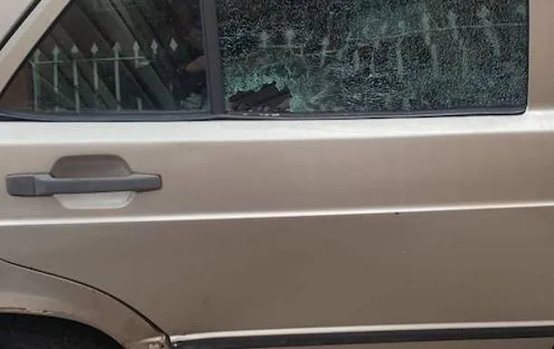 Cristal roto de un turismo por el impacto de las balas disparadas el pasado lunes en Pinos Puente