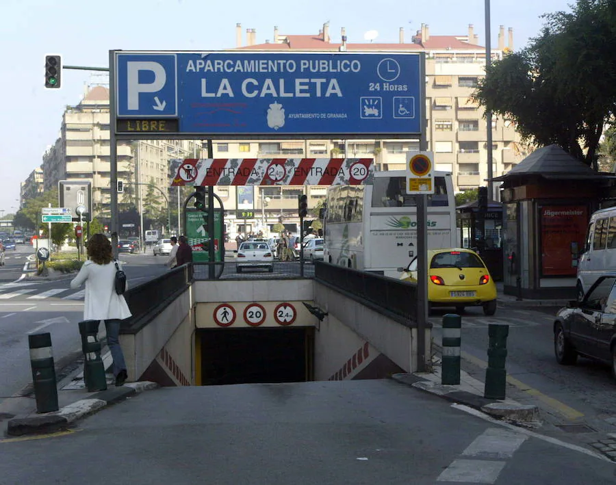 Entrada al aparcamiento de La Caleta. 