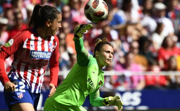 Partido de fútbol femenino entre el Atlético de Madrid y el FC Barcelona.