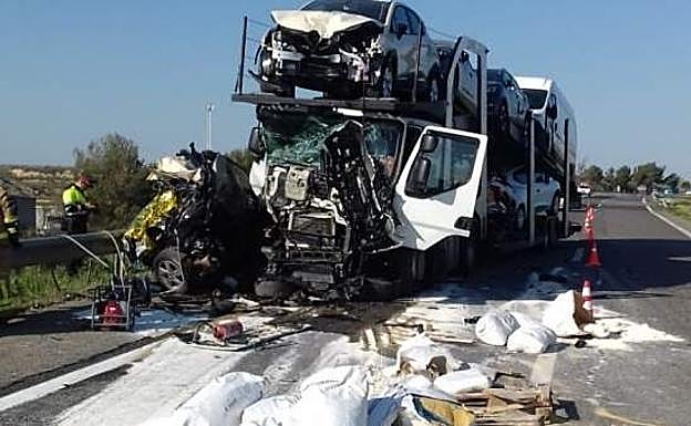 Muere una mujer al desengancharse un coche averiado de una grúa