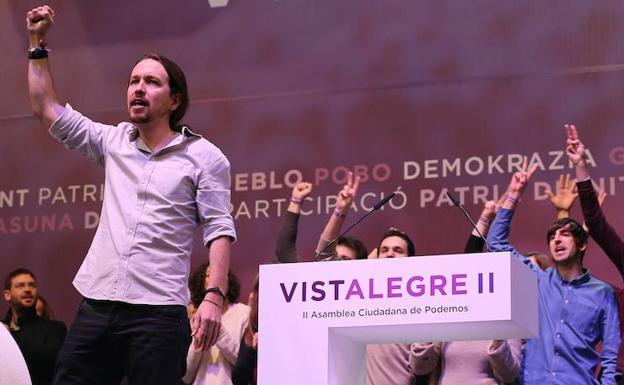 Pablol Iglesias saluda puño en alto, tras ser reelegido como secretario general de Podemos en Vistalegre II. 