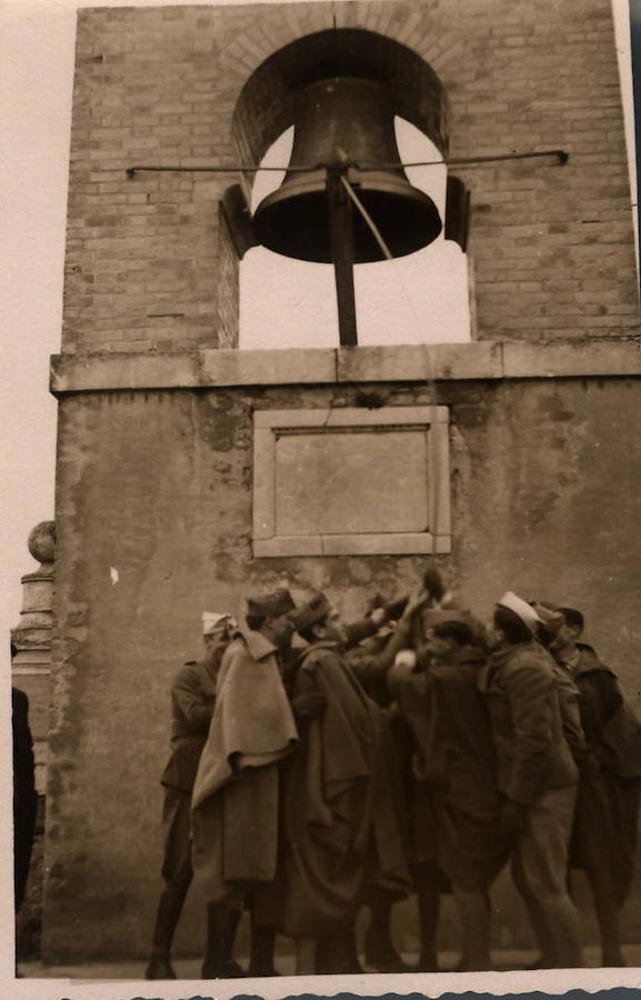 Soldados tocan la campana de la Vela el día de la Toma de 1943 