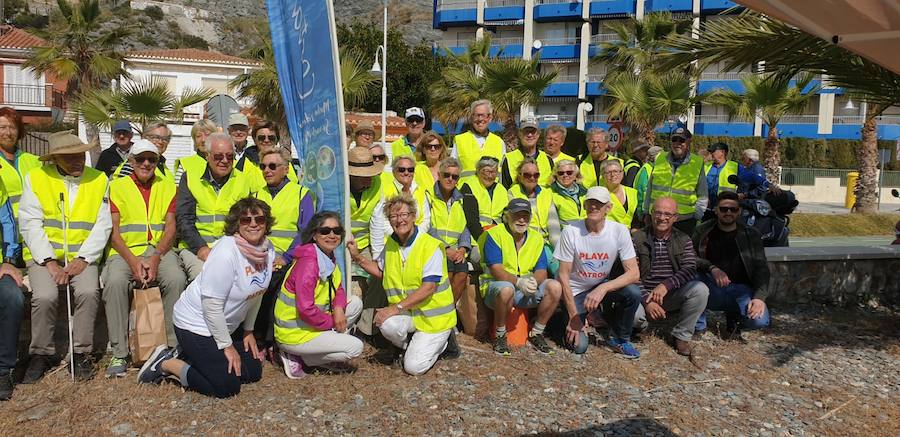 Uno de los equipos, formado por residentes europeos, en la playa de Velilla. 