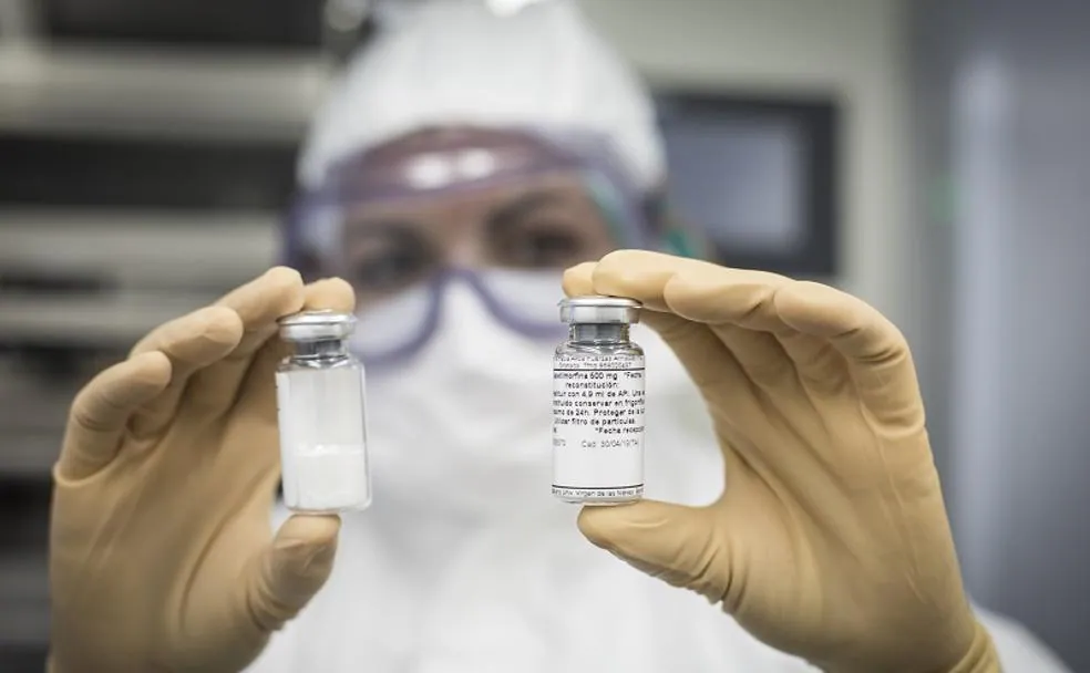 Una trabajadora del Servicio de Farmacia del Hospital Virgen de las Nieves de Granada muestra dos dosis de herioína recién preparadas en el laboratorio.